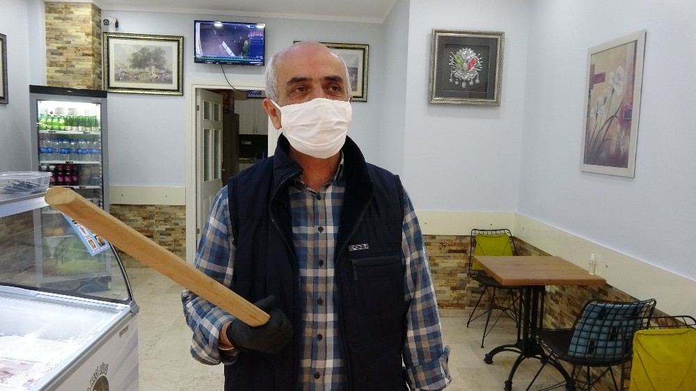 Dükkanına giren hırsızları sopayla kovaladı, nöbet tutuyordum dedi