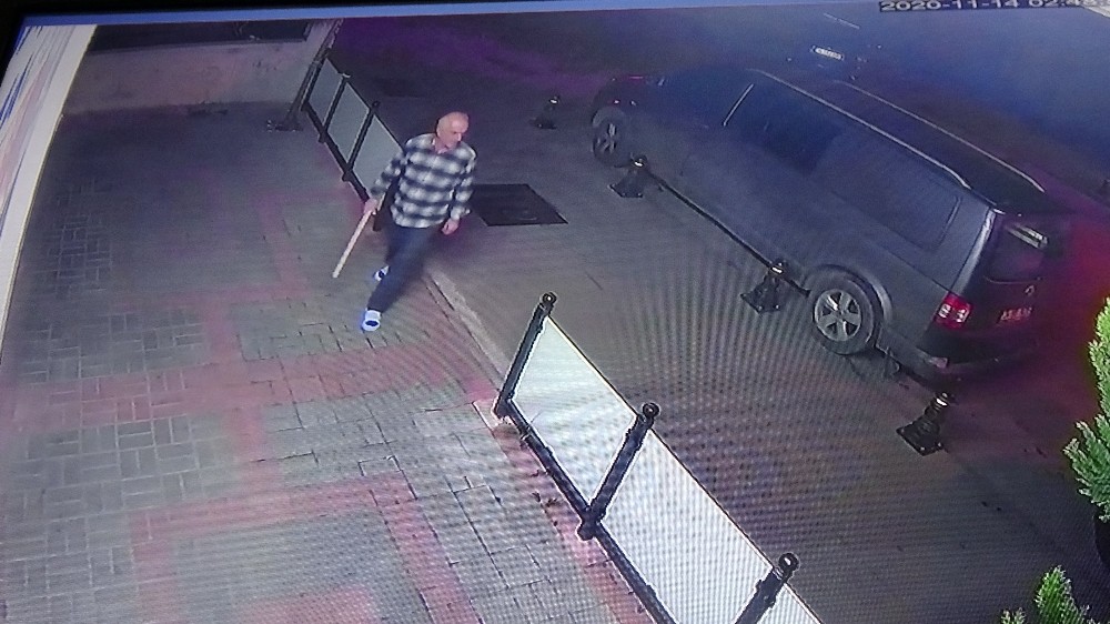 Dükkanına giren hırsızları sopayla kovaladı, nöbet tutuyordum dedi