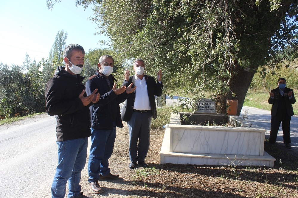 Ana yolda bir anda karşılarına mezar çıkan vatandaşlar, şaşkınlığını koruyamıyor