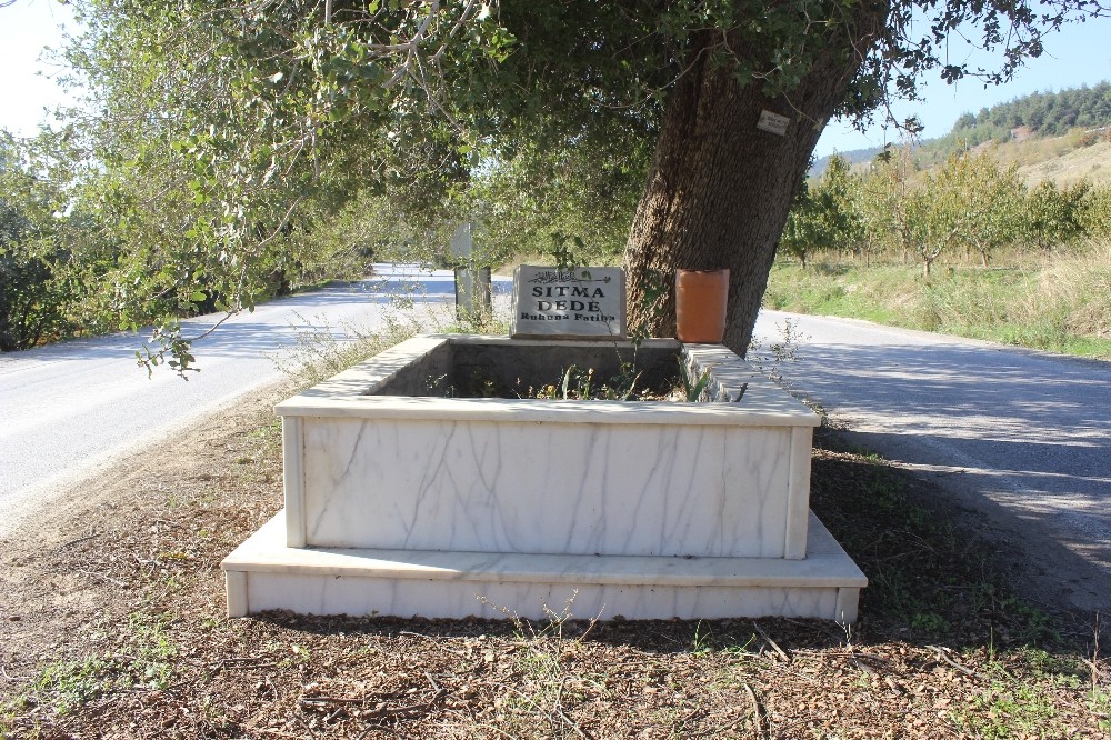 Ana yolda bir anda karşılarına mezar çıkan vatandaşlar, şaşkınlığını koruyamıyor