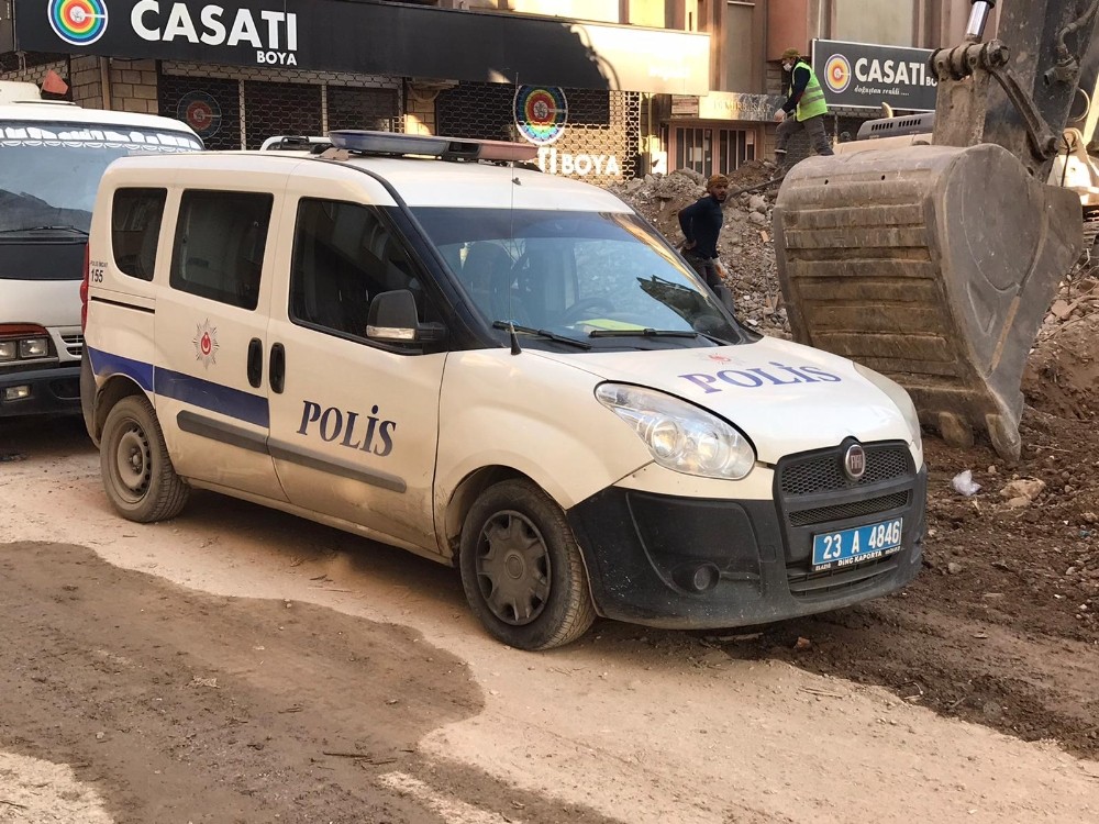 Tabancayla oynayan genç kazayla kendini vurdu