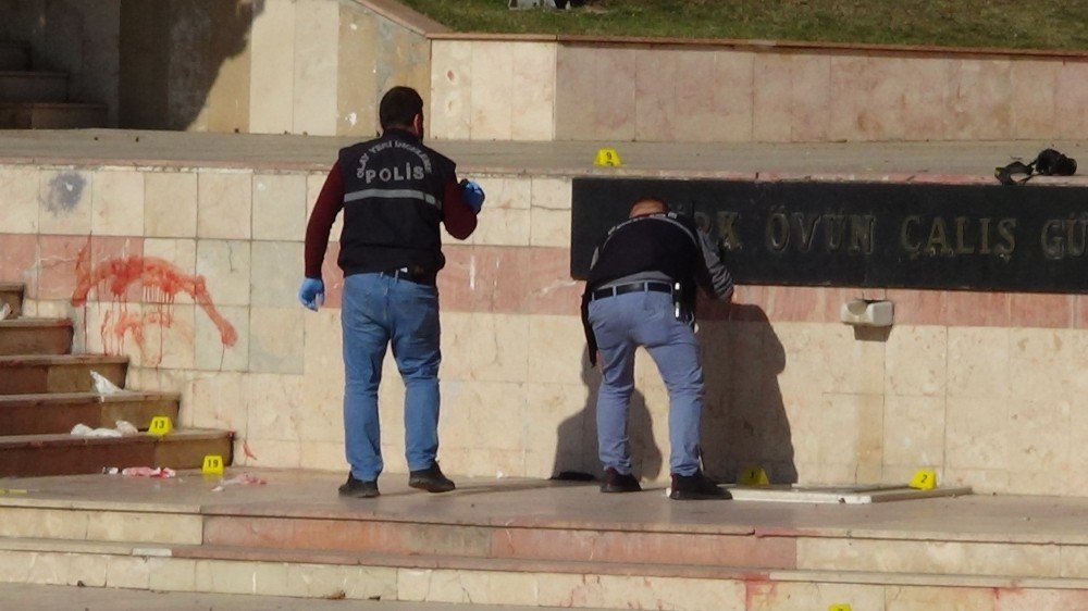 Boşanma davası sonrası eşi ve kayınpederine kurşun yağdırdı