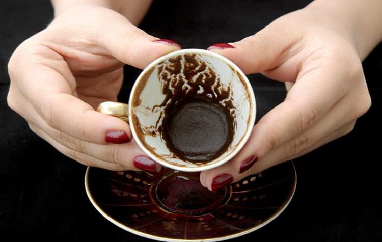 Fal nedir? Fal baktırmak geleceği değiştirir mi? Fal ile Geleceği görmek mümkün mü