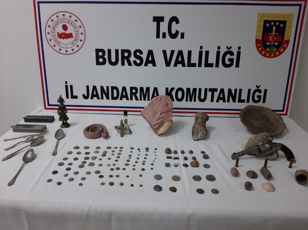 Tarihi eserleri 150 bin dolara satmaya kalktığı kişi jandarma çıktı