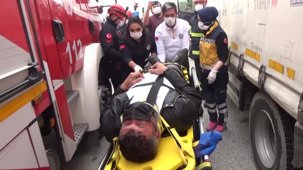 Kamyona arkadan çarptı, sürücü içinde sıkıştı kaldı