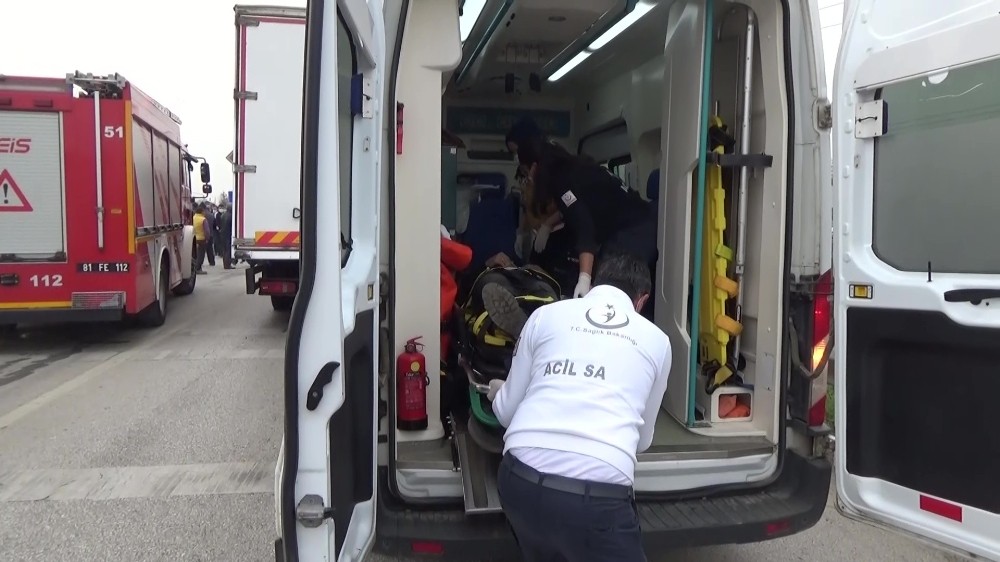 Kamyona arkadan çarptı, sürücü içinde sıkıştı kaldı