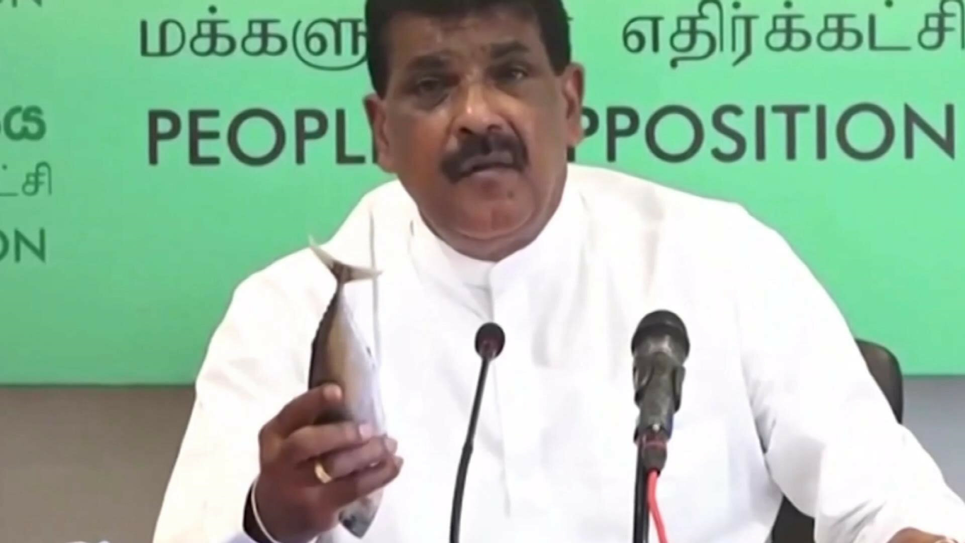 Sri Lanka'da bakan korona için canlı yayında çiğ balık yedi!