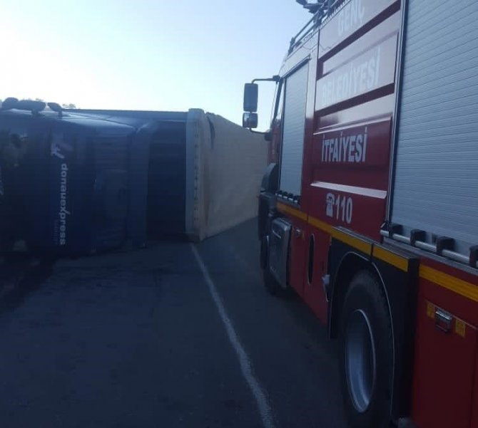 Bingöl’de devrilen tırdan burnu bile kanamadan çıktı!