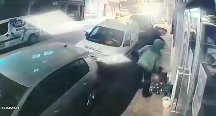 Önce çaldı, ardından geri getirdi