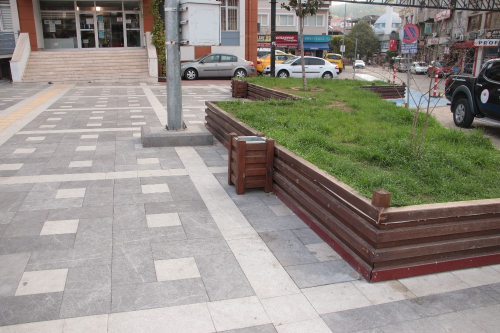 Zonguldak'ta kısıtlamalar dolayısıyla banklar ve oturaklar kaldırıldı