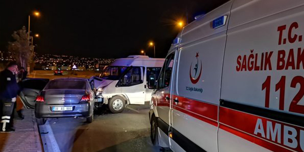 Askeri personel taşıyan minibüs ile otomobil çarpıştı! .