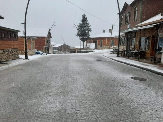 Kulakkaya Yaylası’na mevsimin ilk karı yağdı, ortaya kartpostallık görüntüler çıktı