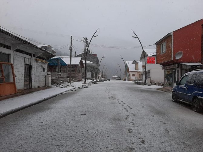 Kulakkaya Yaylası’na mevsimin ilk karı yağdı, ortaya kartpostallık görüntüler çıktı