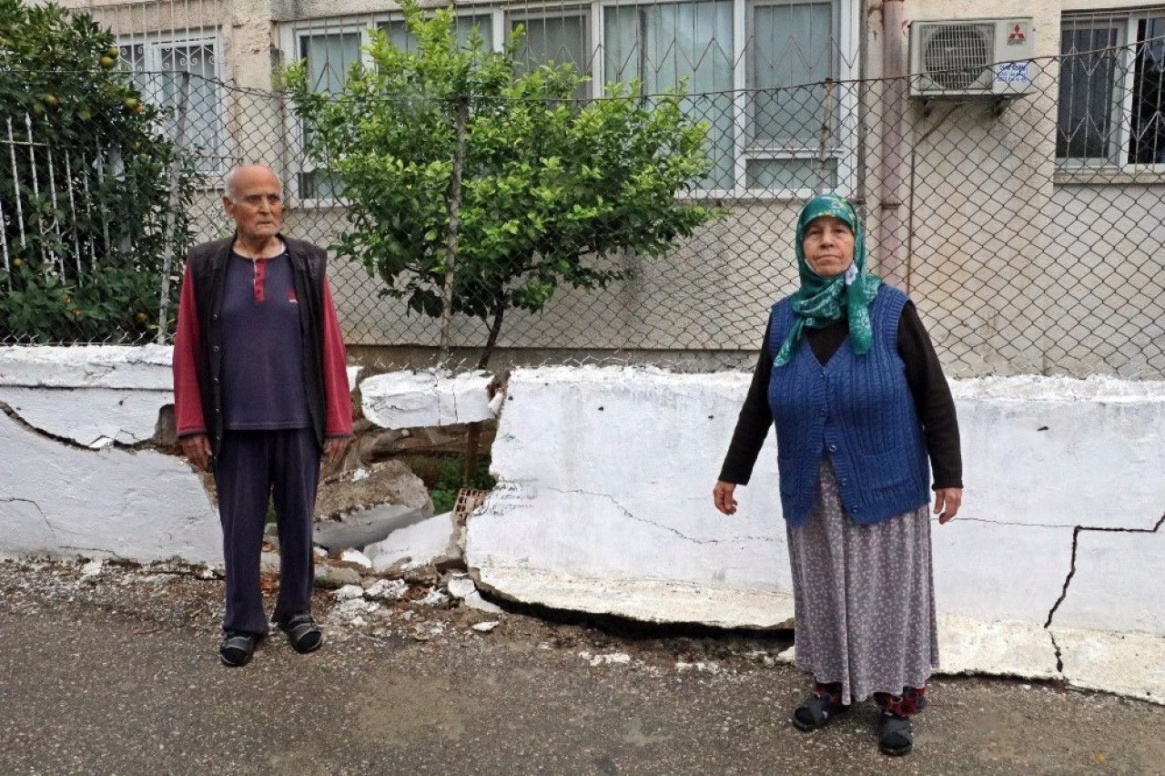 Polisten kaçarken aracıyla yaşlı çiftin duvarını yıktılar