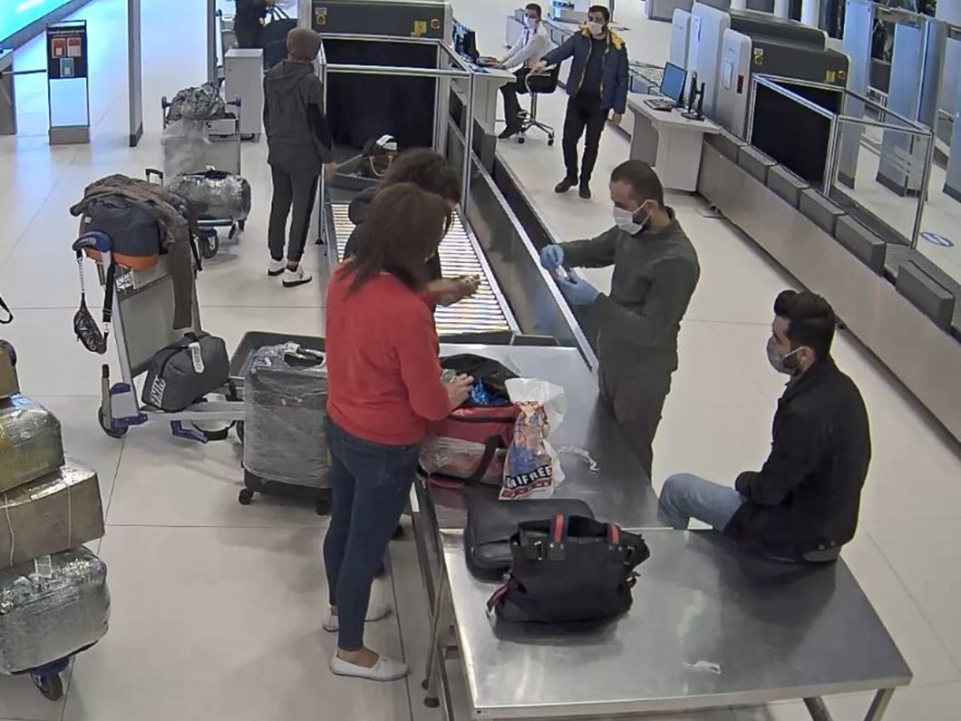İstanbul Havalimanı'nda gerçekleştirilen operasyonda kaçak Kovid-19 ilacı ele geçirildi