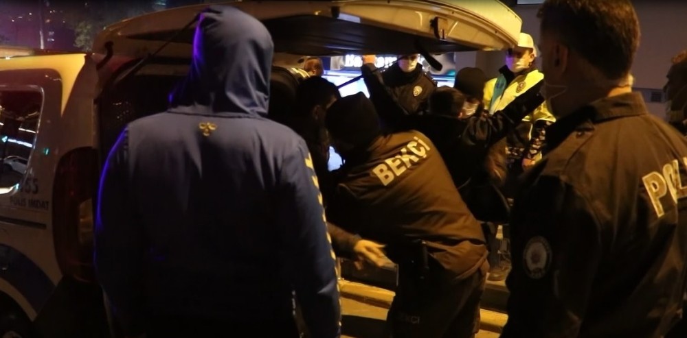 Kısıtlamayı ihlal edip, gazetecilere tehditler savurdu!