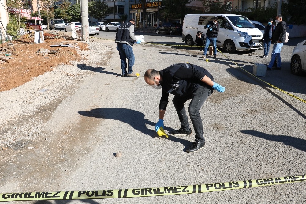 Sevgilisini rahatsız eden şahsın topuklarına sıktı