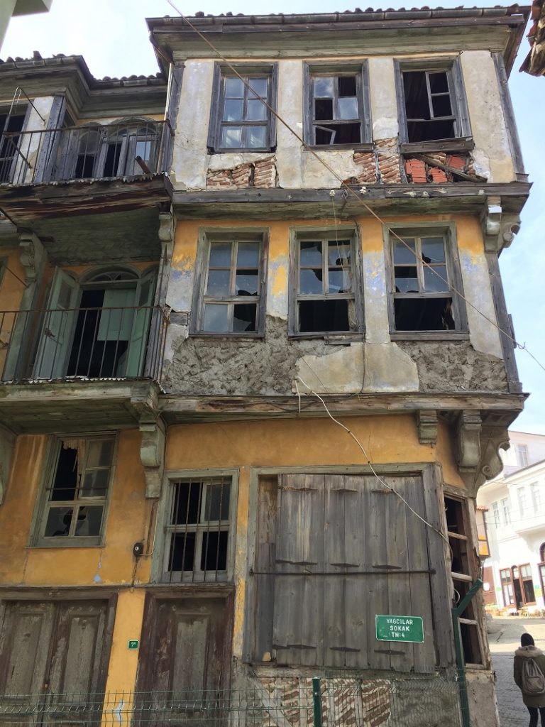 Perili ev olarak nam salan tarihi yapı ziyaretçilerin ilgi odağı oldu