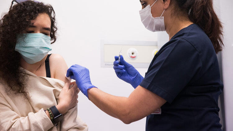 Nefesler tutuldu, gözler gönüllülerde: Aşı denemeleri başladı