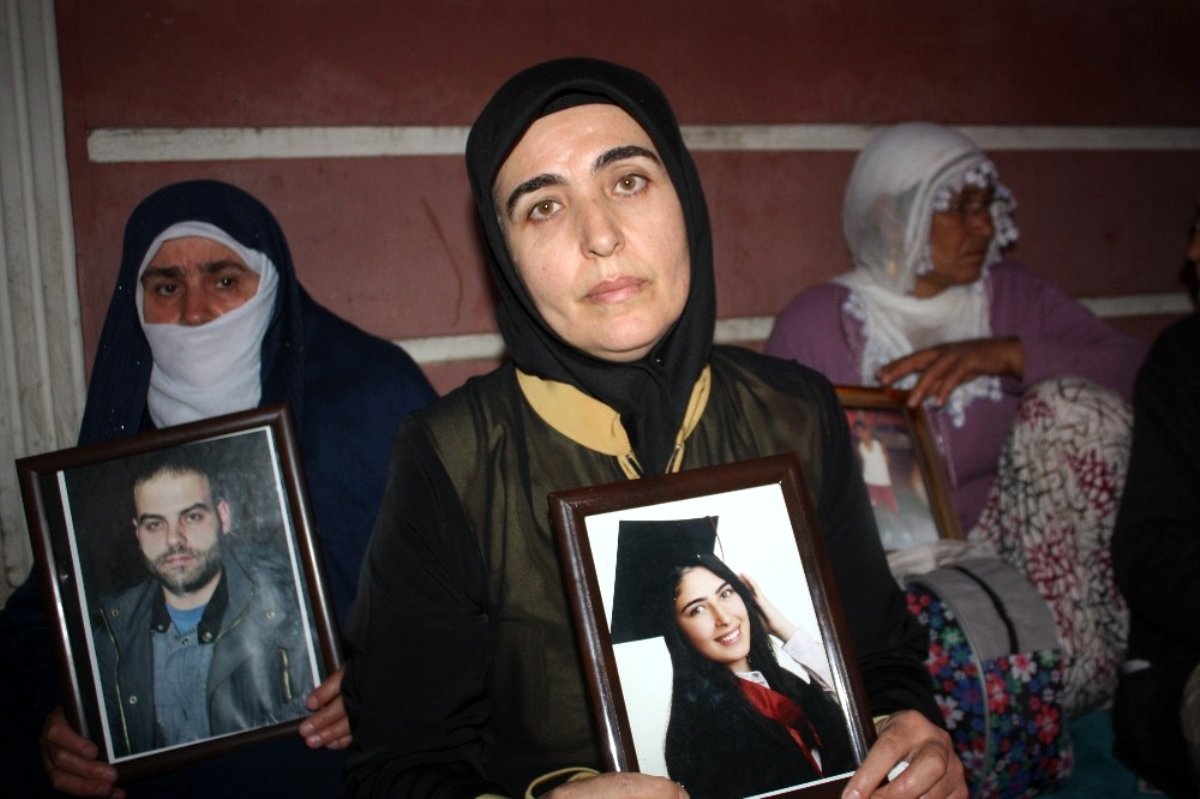 HDP binası önünde evlatlarının nöbetini tutan anneler Bülent Arınç'a isyan etti