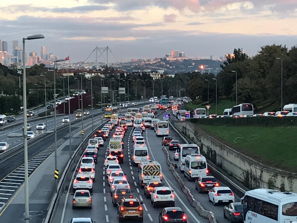 İstanbul’da kısıtlamanın sona ermesiyle trafik yoğunluğu yüzde 40’ı aştı