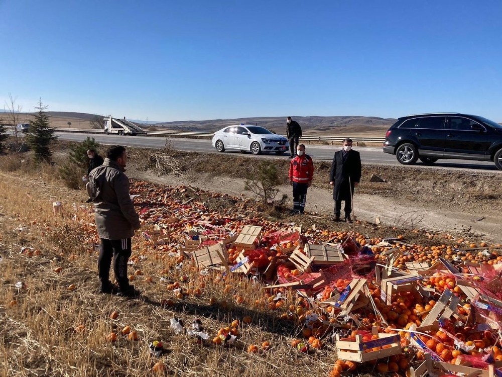 Tokat'ta kaza yapan sürücüyü makam aracından inerek Vali tesellide bulundu