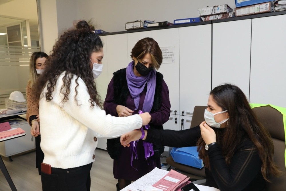 İlkadım Belediyesi kadına yönelik şiddete karşı "mor kurdele" ile farkındalık yarattı