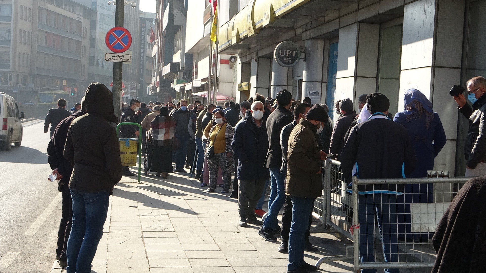Gaziantep’te korkutan görüntüler! 200 metrelik insan kuyruğu koronavirüse davetiye çıkardı