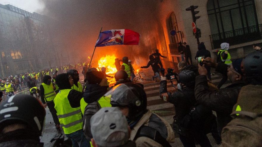 Fransa'da ortalık savaş alanına döndü! Göstericiler otomobilleri yaktı
