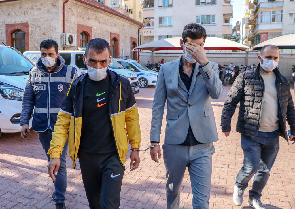 Geçen hafta evini kurşunladığı kayınpederini bu kez de zehirli baklavayla öldürmek istedi!