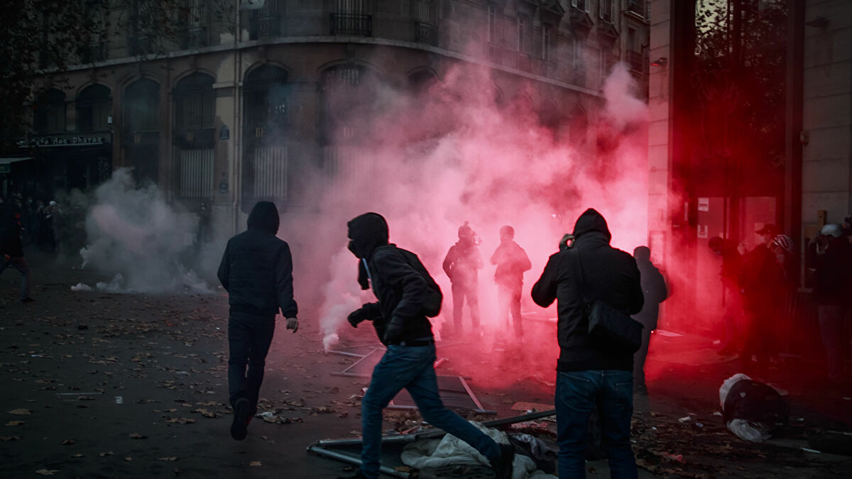 Fransa’da protestolar durulmuyor: Merkez Bankası ateşe verildi