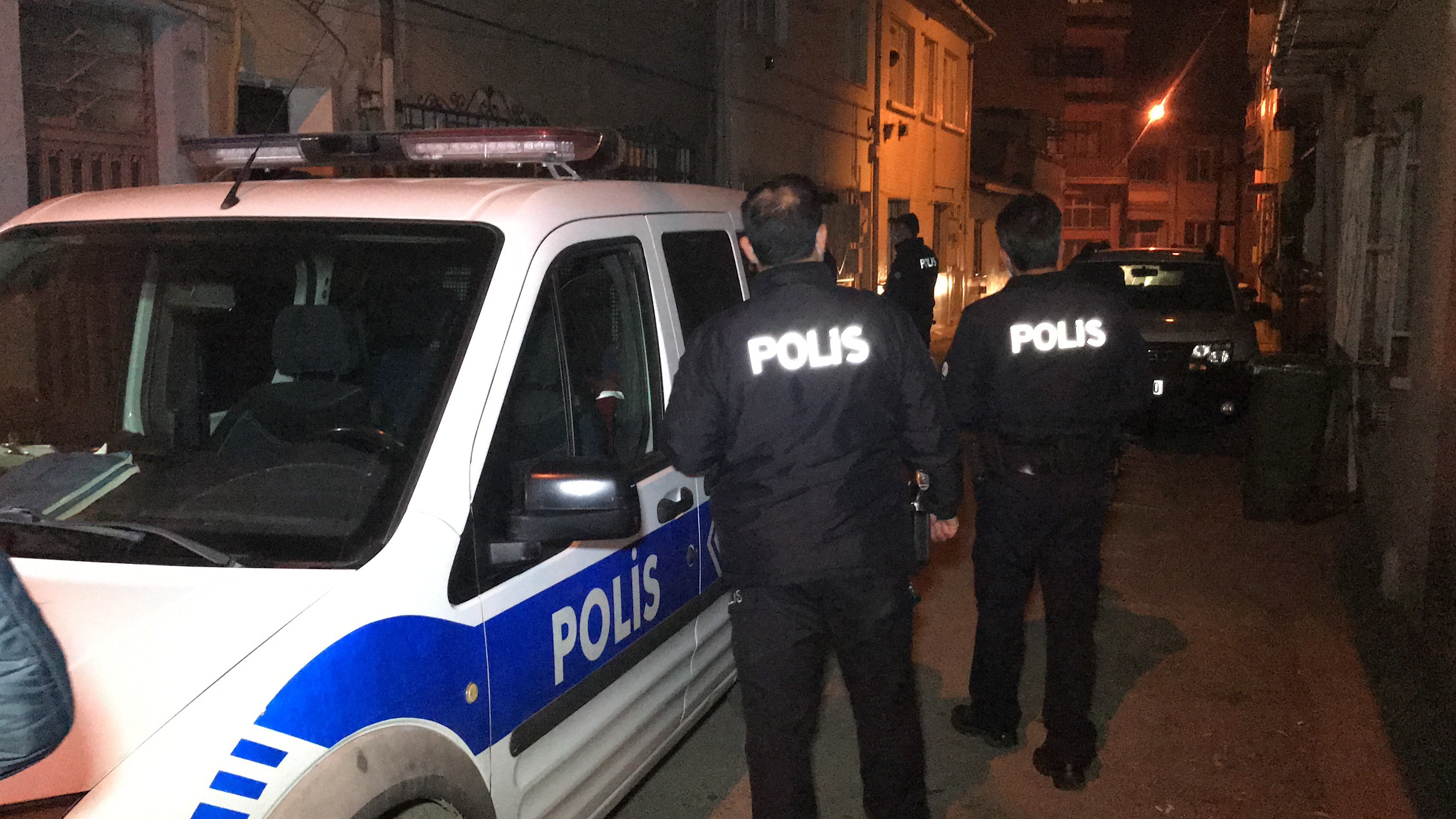 Sokağa çıkma yasağında otomobili vermeyen abisine ve yengesine dehşeti yaşattı!