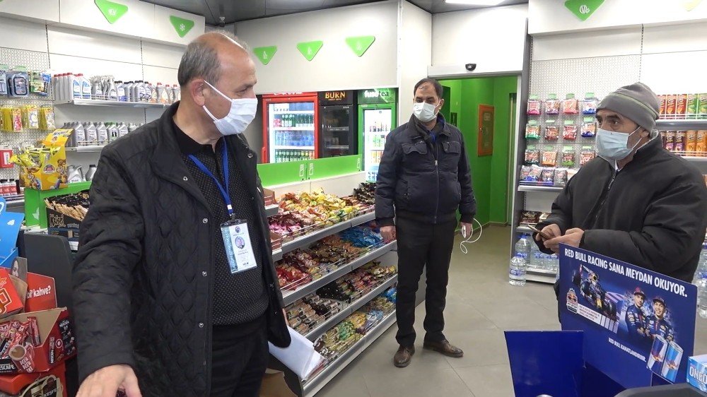 Kırıkkale'de birticari taksi şoförü, sokağa çıkmanın ve yolcu taşımanın yasak olduğu saatlerde devriye gezen denetim ekiplerini görünce, hastaneye gitmek isteyen kadını sokağa bırakarak kaçtı.