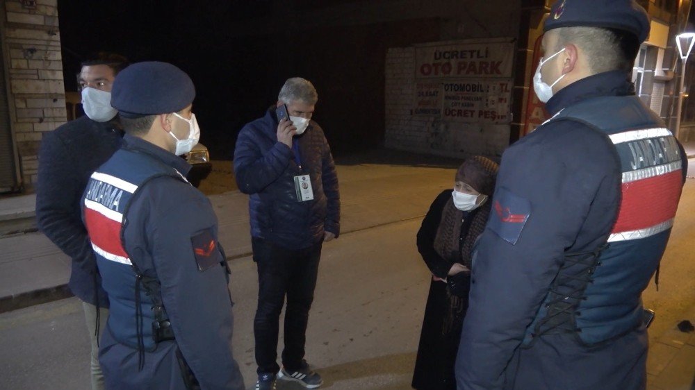 Kırıkkale'de birticari taksi şoförü, sokağa çıkmanın ve yolcu taşımanın yasak olduğu saatlerde devriye gezen denetim ekiplerini görünce, hastaneye gitmek isteyen kadını sokağa bırakarak kaçtı.