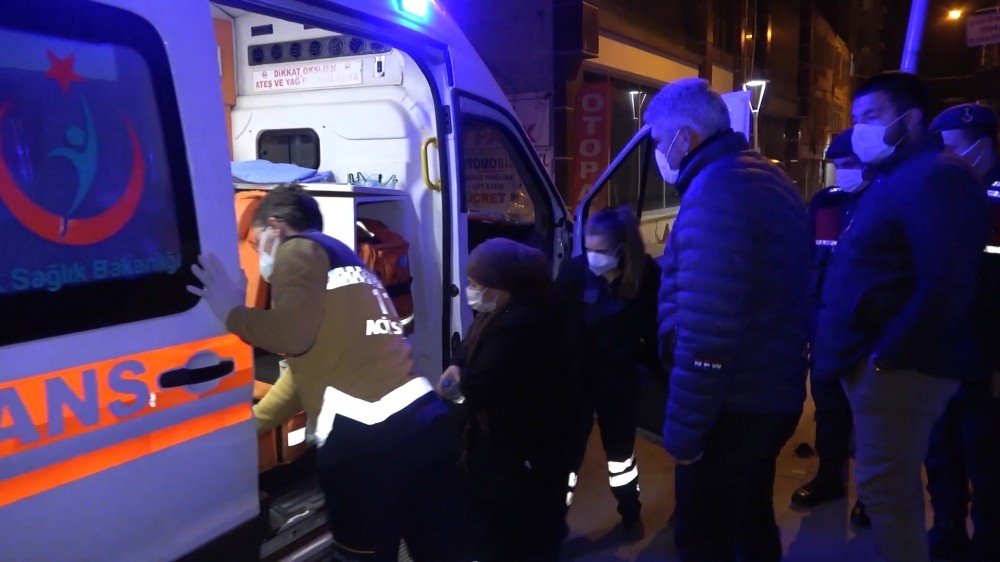 Kırıkkale'de birticari taksi şoförü, sokağa çıkmanın ve yolcu taşımanın yasak olduğu saatlerde devriye gezen denetim ekiplerini görünce, hastaneye gitmek isteyen kadını sokağa bırakarak kaçtı.