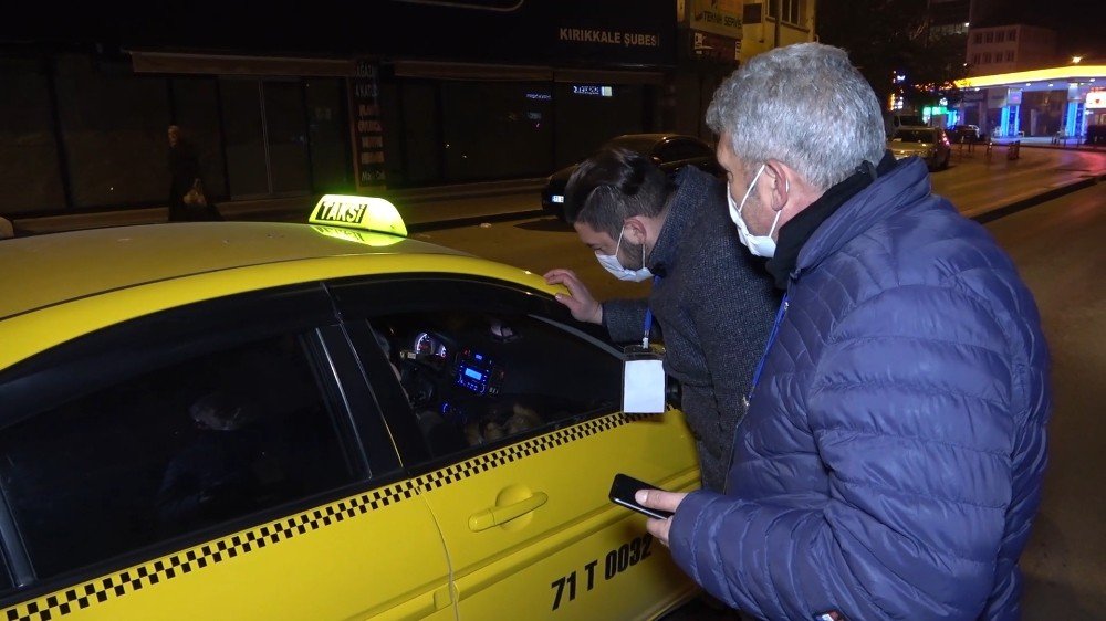 Kırıkkale'de birticari taksi şoförü, sokağa çıkmanın ve yolcu taşımanın yasak olduğu saatlerde devriye gezen denetim ekiplerini görünce, hastaneye gitmek isteyen kadını sokağa bırakarak kaçtı.