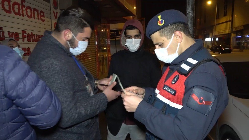 Kırıkkale'de birticari taksi şoförü, sokağa çıkmanın ve yolcu taşımanın yasak olduğu saatlerde devriye gezen denetim ekiplerini görünce, hastaneye gitmek isteyen kadını sokağa bırakarak kaçtı.