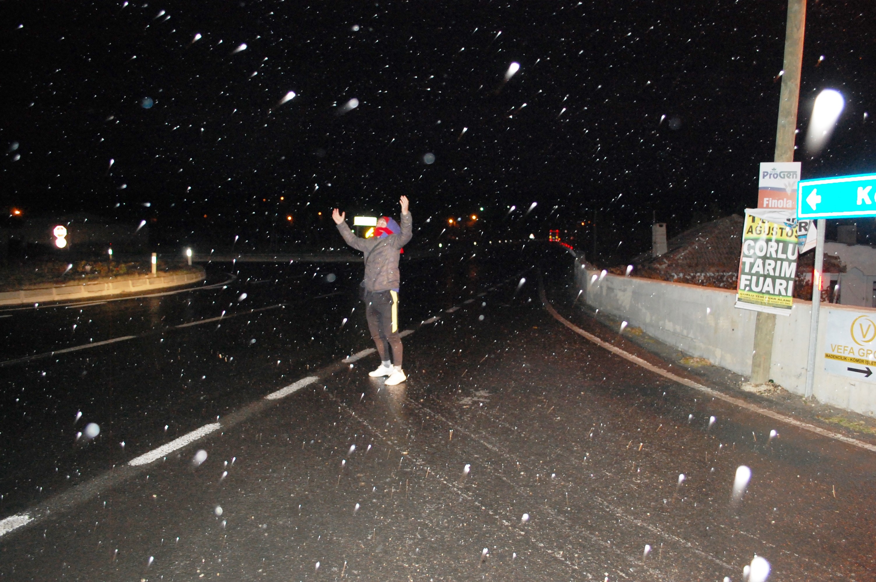 İstanbullunun beklediği kar kapıya dayandı! Fotoğraflar peş peşe geliyor...
