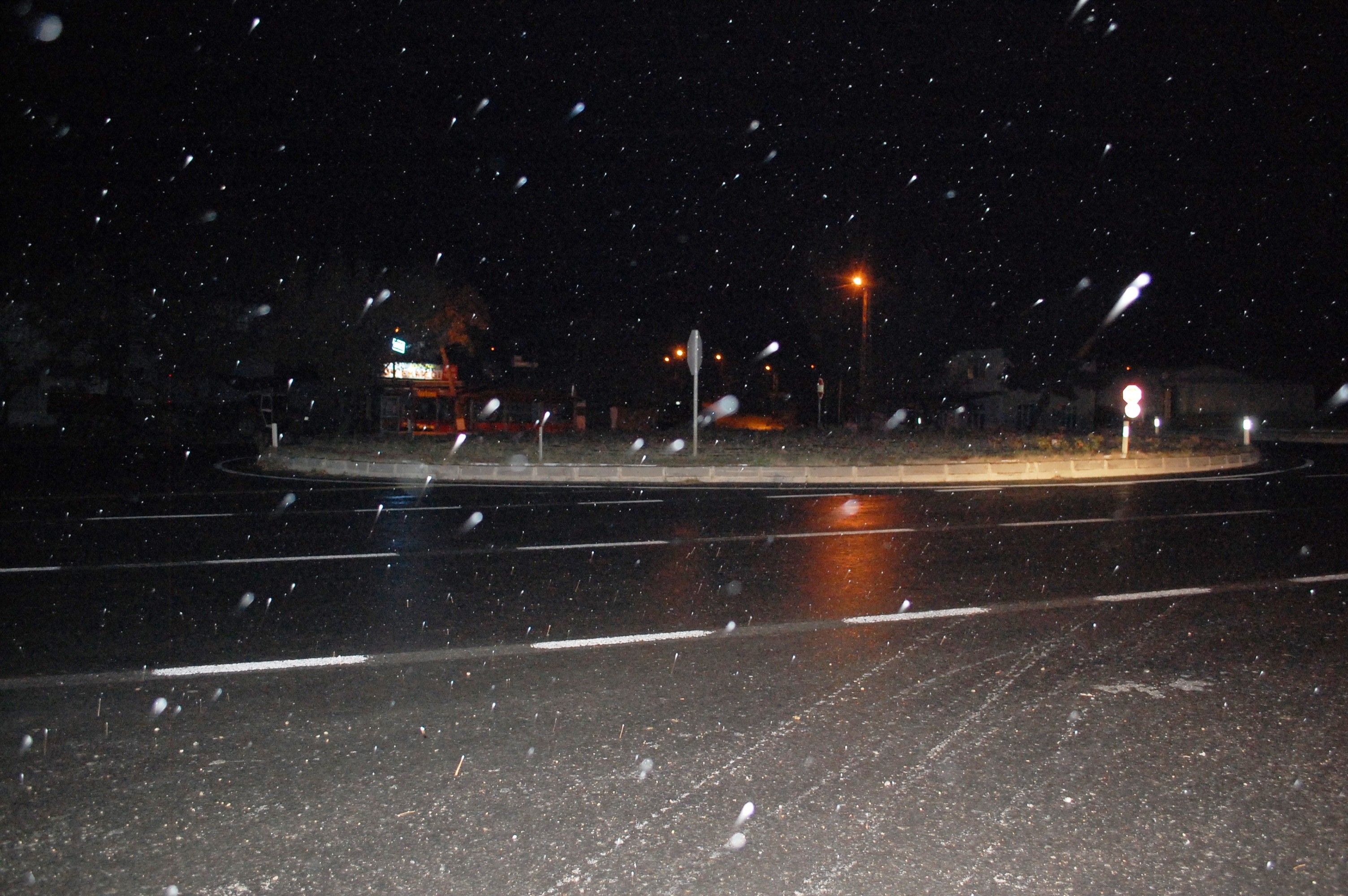 İstanbullunun beklediği kar kapıya dayandı! Fotoğraflar peş peşe geliyor...