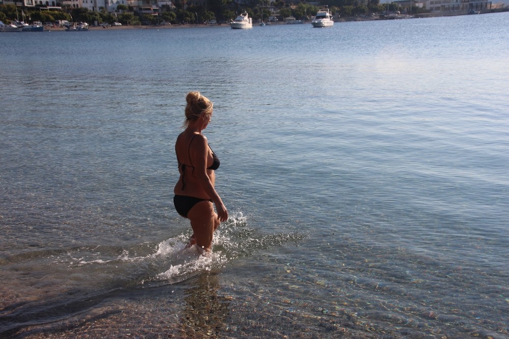 Denize girip, çadır kurdular! Aralık ayında yazdan kalma günleri es geçmediler