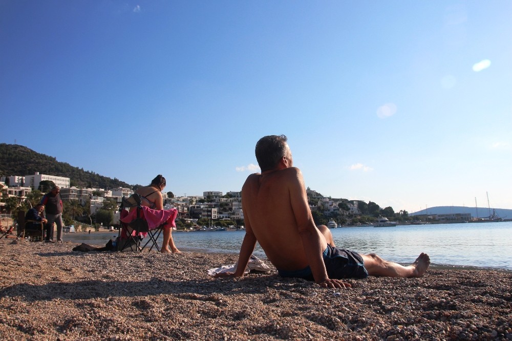Denize girip, çadır kurdular! Aralık ayında yazdan kalma günleri es geçmediler