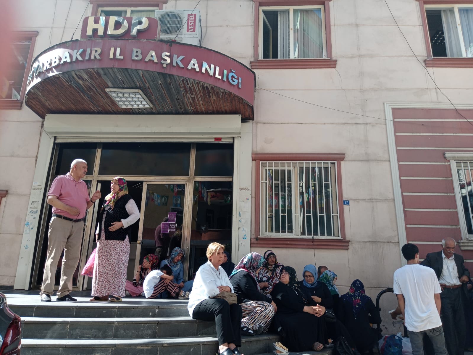 Evlat nöbeti tutan Diyarbakır anneleri HDP İl Başkanı'na isyan etti!