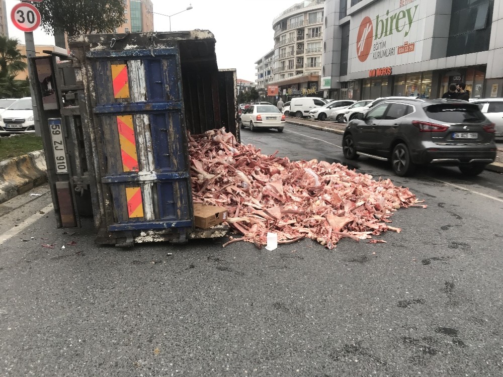 Büyükçekmece'de frenleri tutmayan kemik yüklü kamyonet yan yattı!