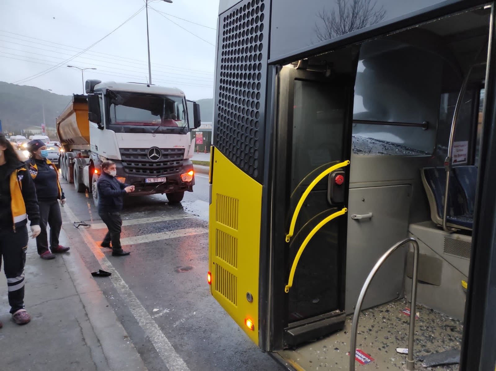 Kağıthane'de İETT otobüsü ile kamyon çarpıştı! Çok sayıda yaralı var