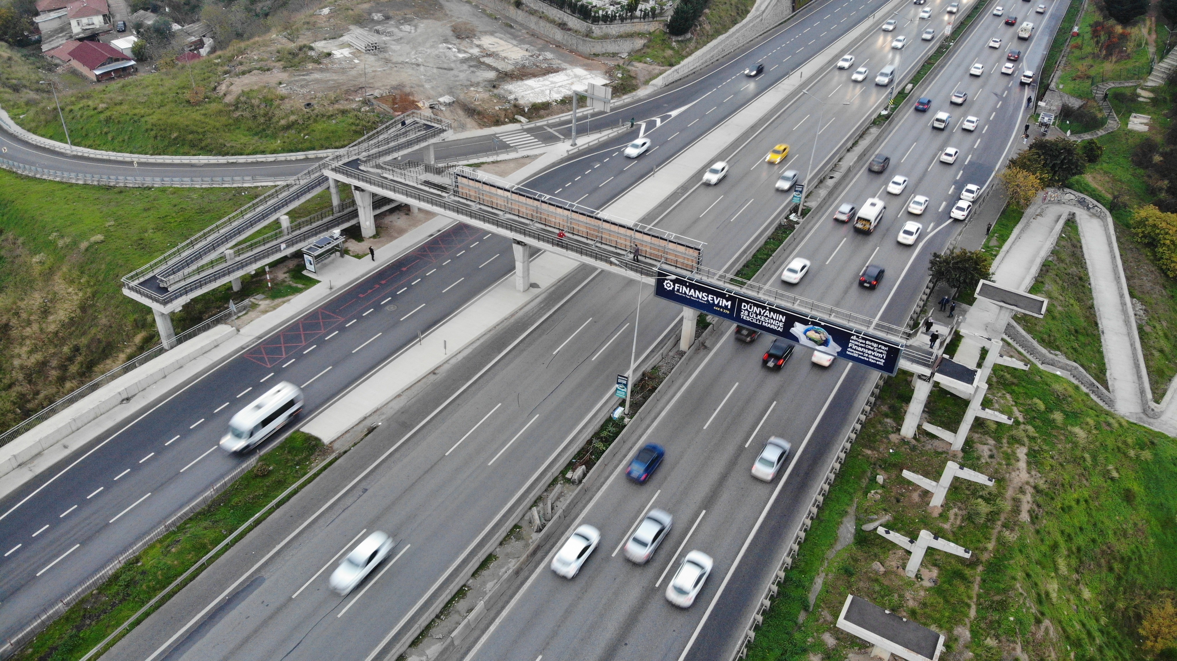 Engelliler Gününde pes dedirten görüntü! Üst geçidin rampa ve asansörü bir yıldır yapılmadı