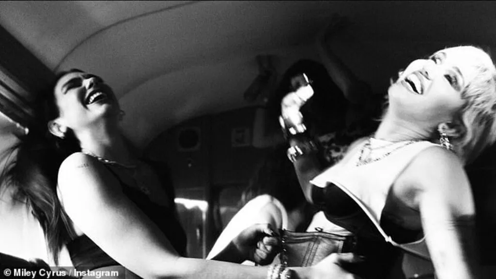 Dua Lipa ve Miley Cyrus'un pozları sosyal medyayı salladı! 'Seks yapmadık'