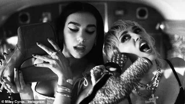 Dua Lipa ve Miley Cyrus'un pozları sosyal medyayı salladı! 'Seks yapmadık'