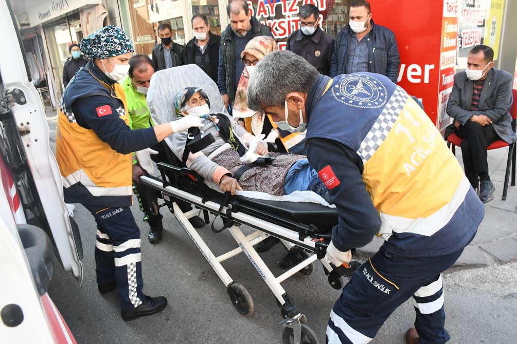 Otobüsün altında kalan kadın gitmemek için direndiği hastanede iç kanamadan öldü!