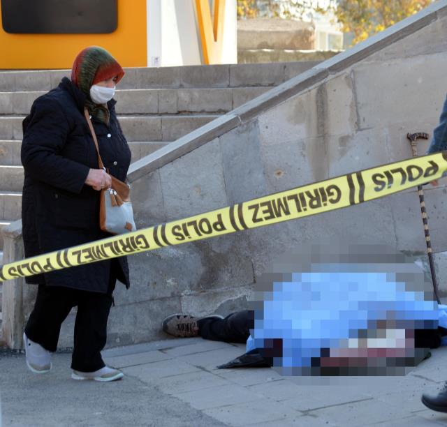 Beraber çıktıkları son yürüyüş oldu! Ölen eşinin başından bir an bile ayrılamadı