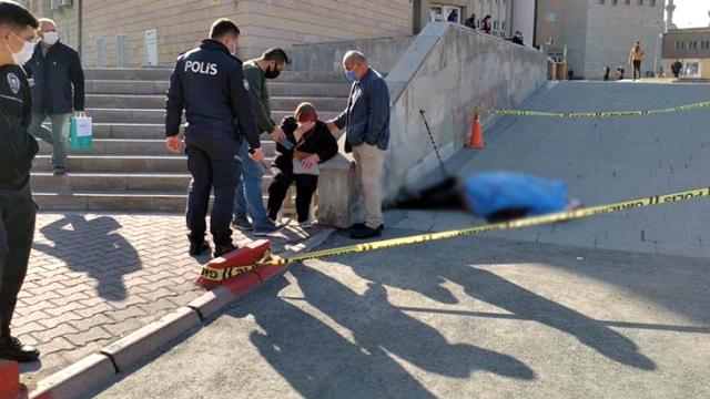 Beraber çıktıkları son yürüyüş oldu! Ölen eşinin başından bir an bile ayrılamadı